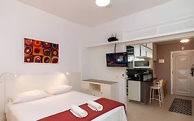 Studio Copacabana c/ Lavanderia - 500m da Praia e Metro